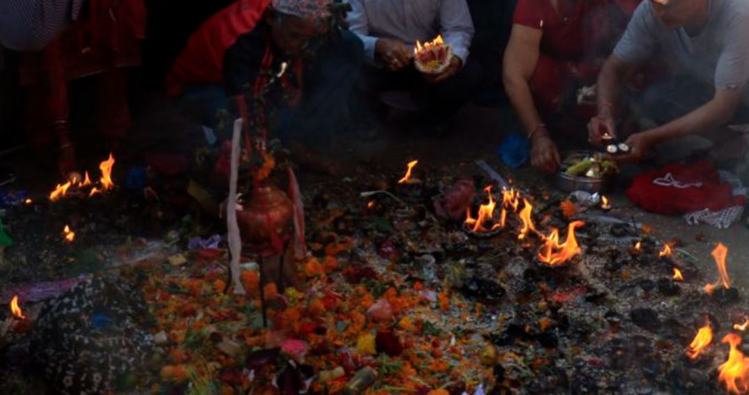 बिहानैदेखि ब्रह्मायणीमा हजारौँको भीड